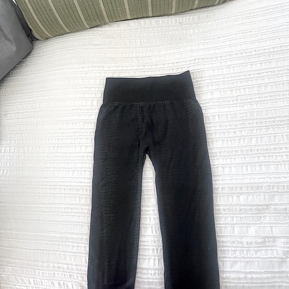 NEW, Black Textured Stretchy Leggings W/ Elastic Tummy Control Sz: L/XL - Picture 4 of 5